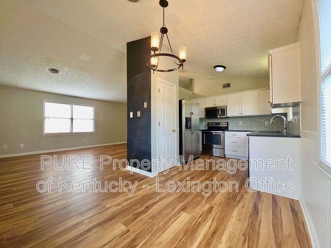 Building Photo - 305 Williamsburg Dr