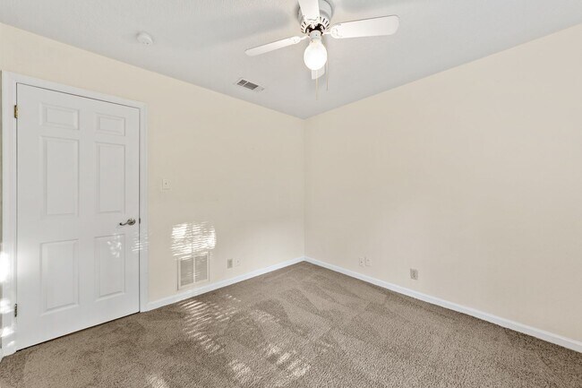 Building Photo - 121 Lake Vista W
