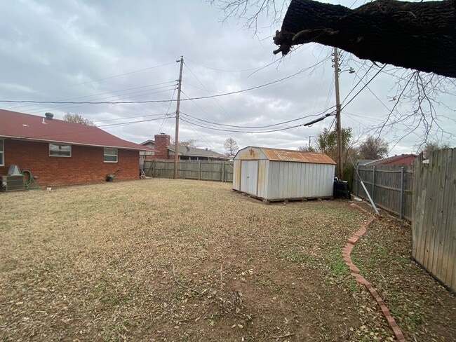 Building Photo - 3 bedroom 2 bath with extra storage!