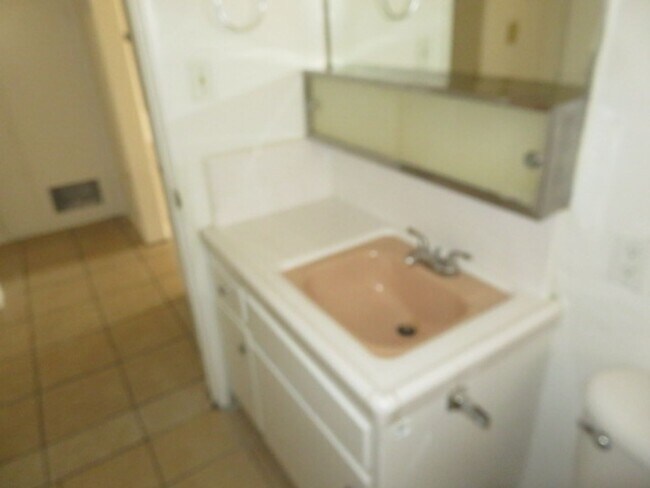 Building Photo - 2 Bedroom/1 Bath Apartment in Northern Oil...