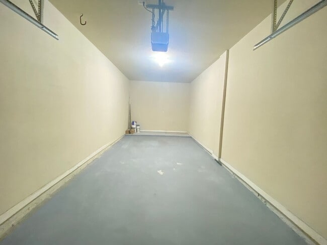 Building Photo - Stunning one bedroom, one bath luxury condo with large garage and fabulous community amenities.