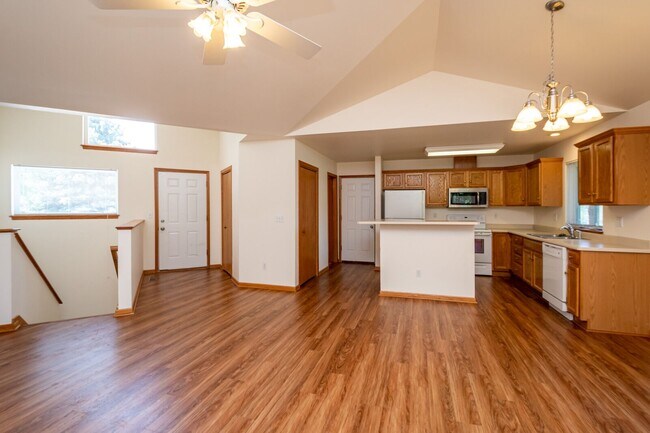 Building Photo - 7 Redtail Ct