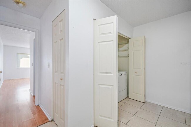 Building Photo - 646 Kenwick Cir