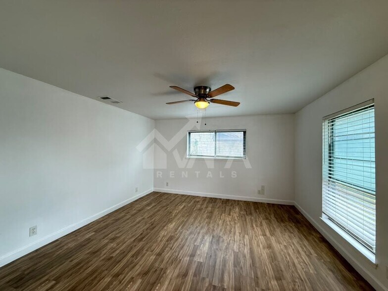 Building Photo - 6707 Cypress Lake Dr