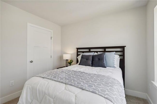 Building Photo - Luxury End-Unit Townhome with 4 Bedrooms &...