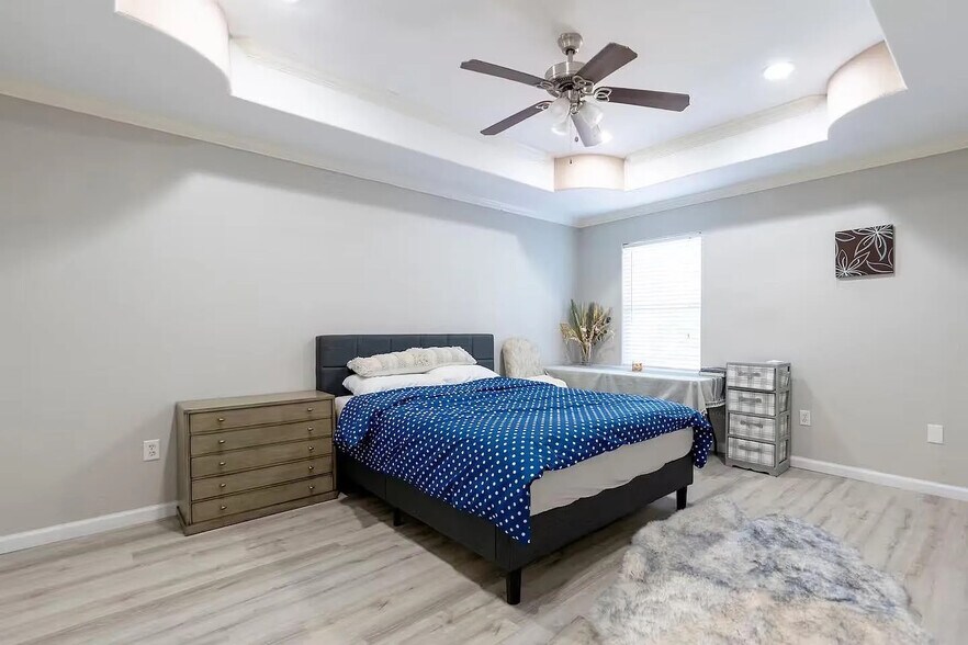 Building Photo - Room in Duplex on Sunrise Dr