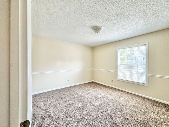 Building Photo - 2 Bedroom off W Friendly Ave!