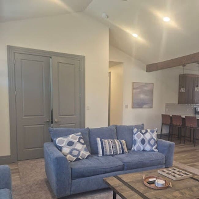 Building Photo - Move-in Bonus! 2 Bed, 2 bath + Office or Den.