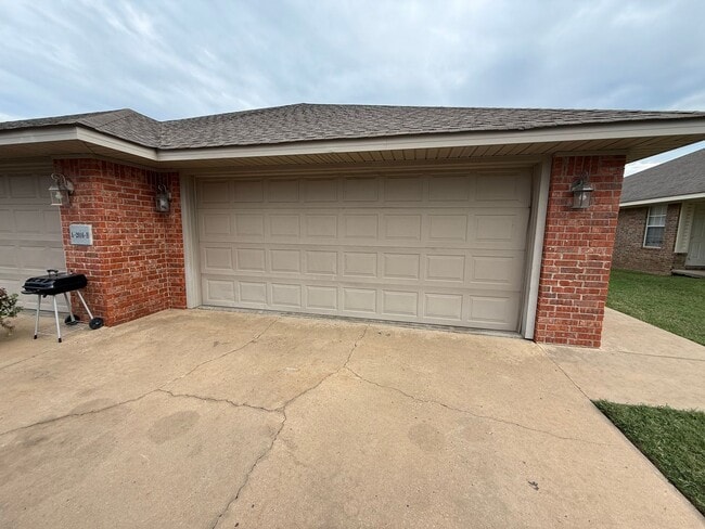 Building Photo - 2016 Plum Creek Ln