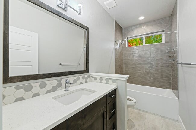 Building Photo - 23 W Arnaz St