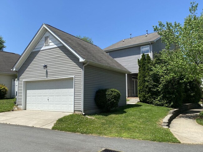 Building Photo - 2 story, 3 Bedroom Corner Lot Home in Corn...