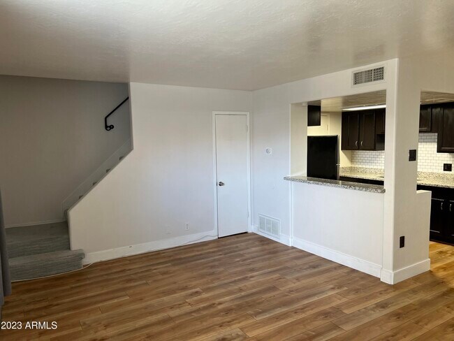 Building Photo - 1219 E Townley Ave