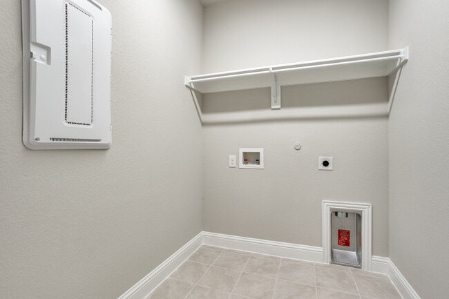 Building Photo - 211 Red Oak Dr