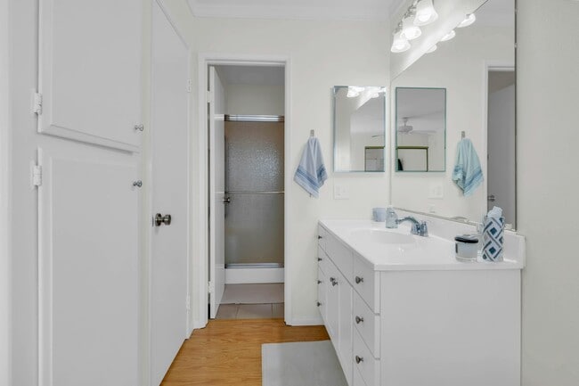 Building Photo - 6924 Hyde Park Dr