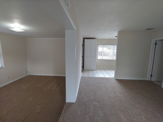 Building Photo - Cute 3BR/1BA cottage with central heat & a...