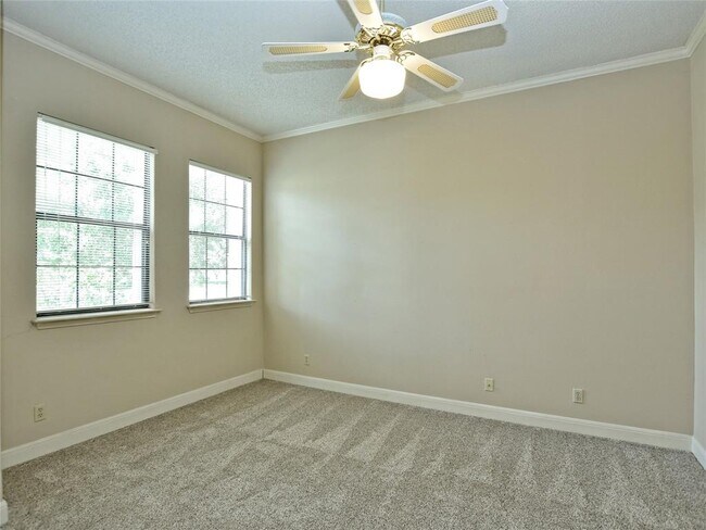 Building Photo - 10215 River Plantation Dr