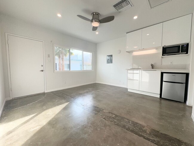 Building Photo - AVAILABLE NOW!! Studio Apartment in Palm Springs!!