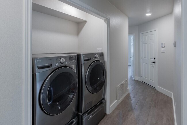 Building Photo - 3213 Canyon Ledge Cove
