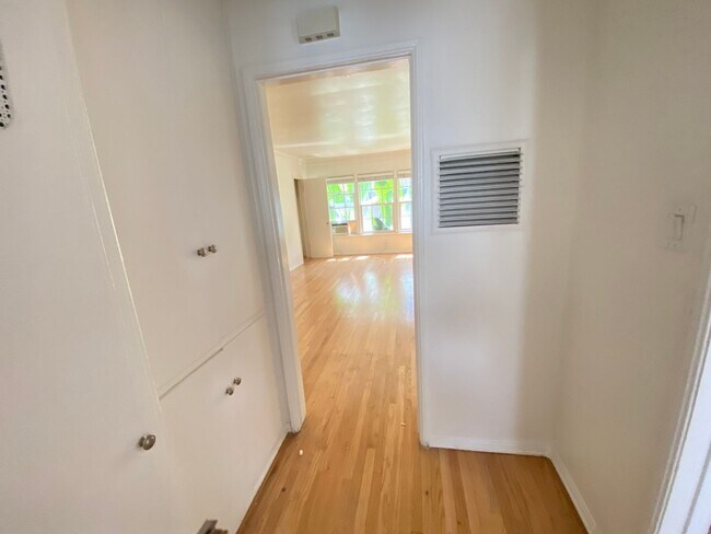 Building Photo - 1 Bed + 1 Bath Second Floor Unit!