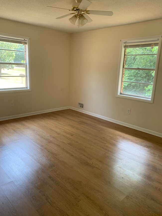 Building Photo - 1 Bedroom, 1 Bath Duplex Apartment on the Eastside