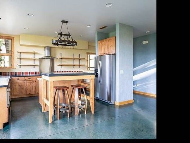 Building Photo - 4 Bedroom 3 Ba  Rare beauty and the essence of Bozeman