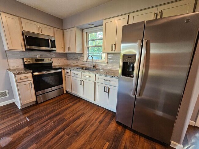 Building Photo - Spacious 3 Bedroom, 1.5 Bath House with Detached Garage