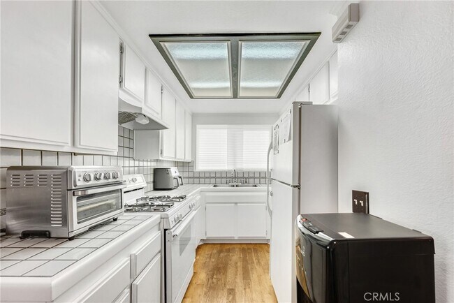 Building Photo - 878 W Sierra Madre Ave