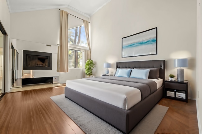 Building Photo - Tarzana Townhome – 2BR/2.5BA + Community P...