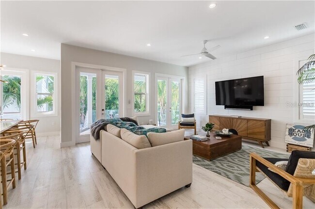 Building Photo - 580 Broadway St