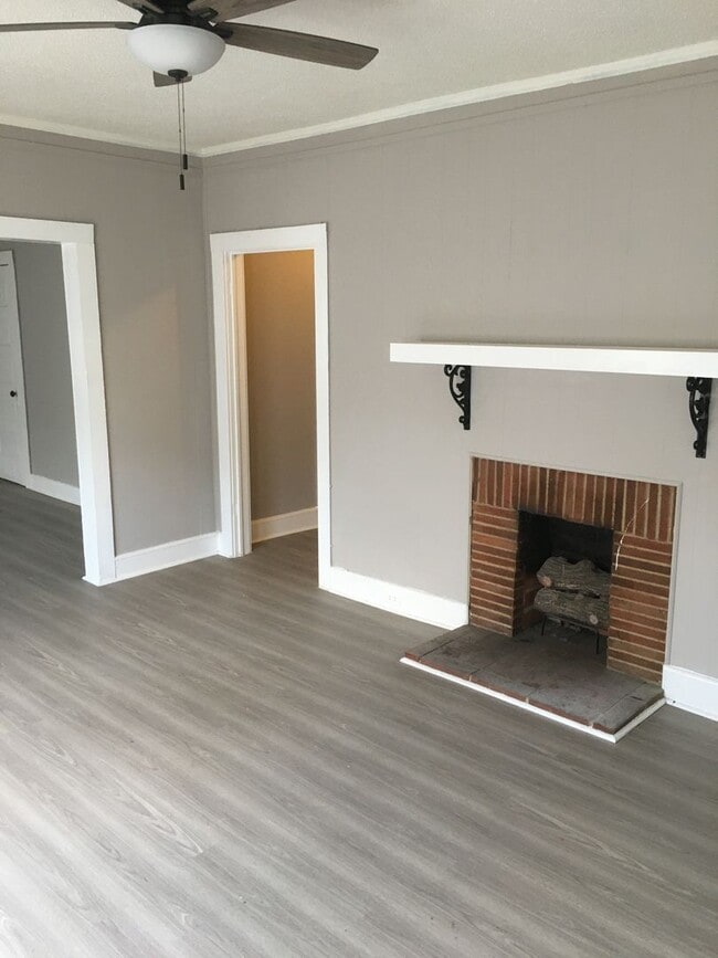 Building Photo - 2/1 House in Celanese $1095