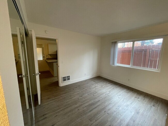 Building Photo - 1 Bedroom Just Blocks From the Ocean