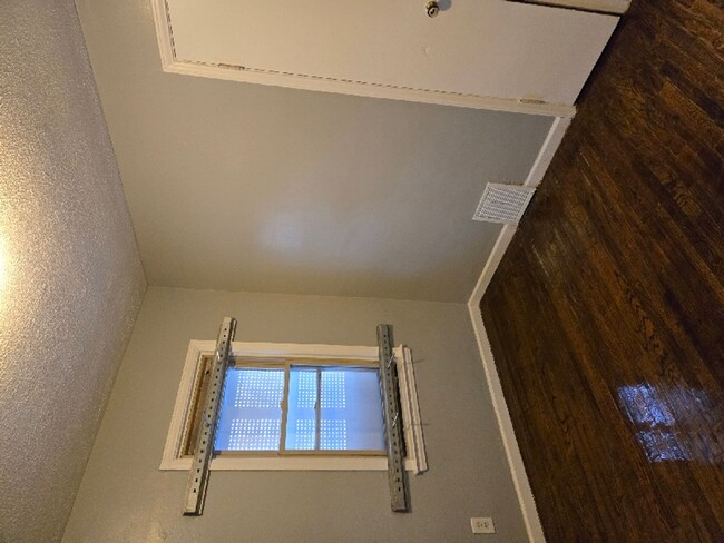 Building Photo - 3 bedroom 1 bath bungalow now available! -...