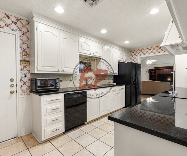Building Photo - 712 Willow Creek Dr