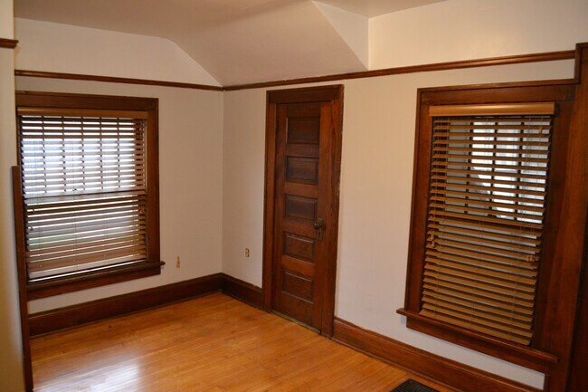 Building Photo - Historic Downtown Single Family Home for R...
