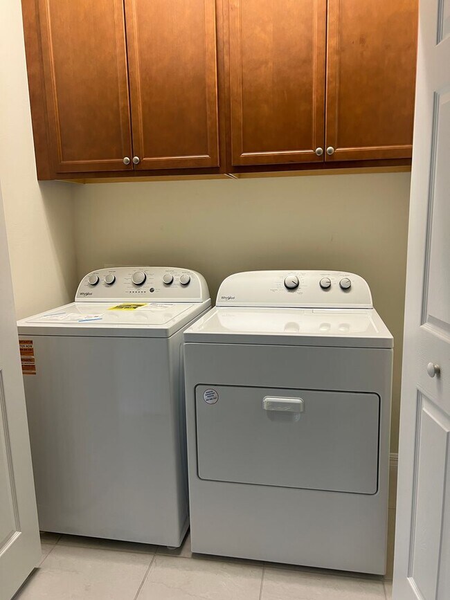 Building Photo - 2 bedroom, 2 bathroom attached villa home in Islandwalk!