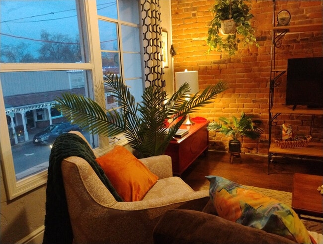 Building Photo - 22 W Main St