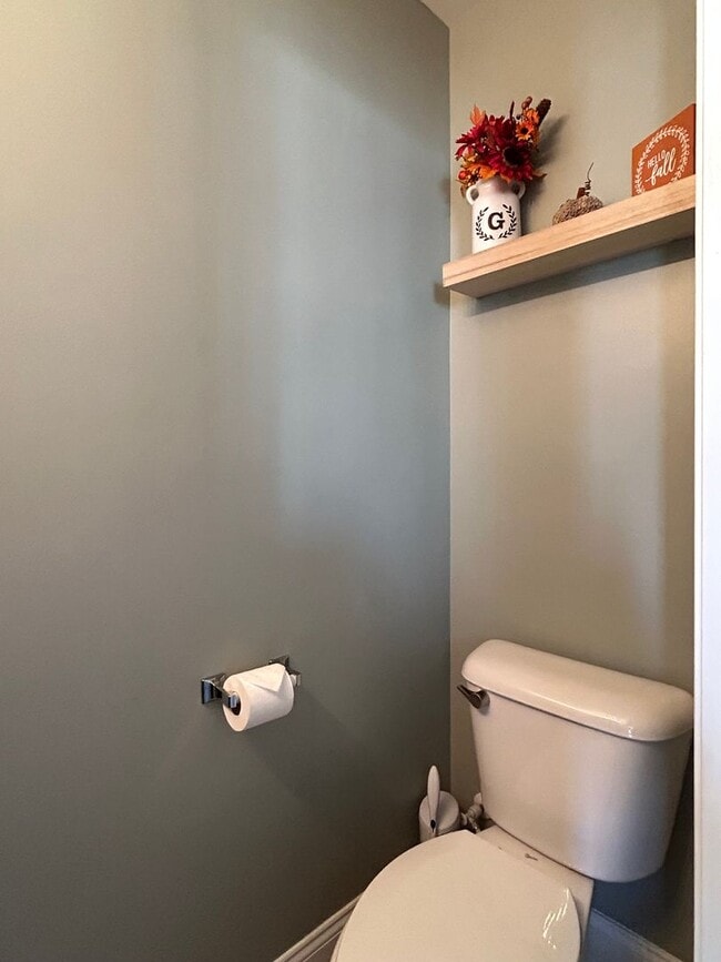 Building Photo - 84 Laks Ct