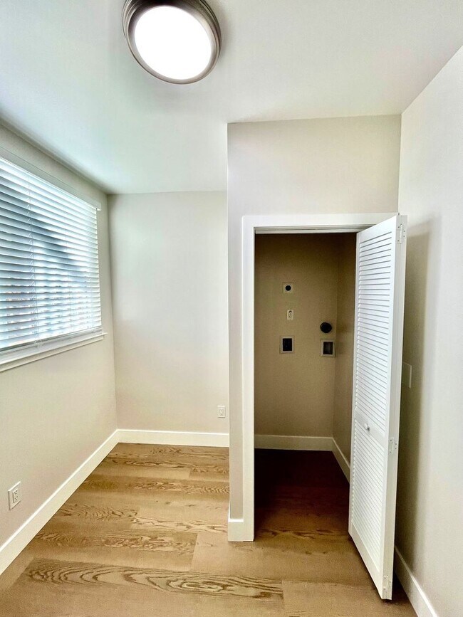 Building Photo - SPECTACULAR, COMPLETELY RENOVATED 2 BED/1 BATH FULLY!!!