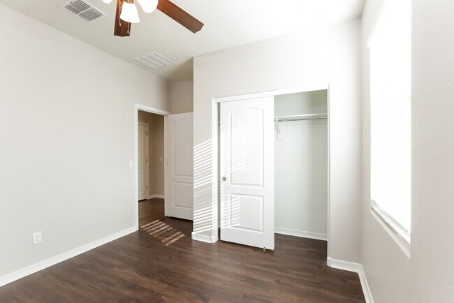 Building Photo - 24656 W Mobile Ln