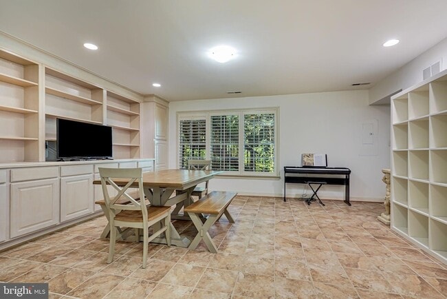 Building Photo - 150 Rees Pl