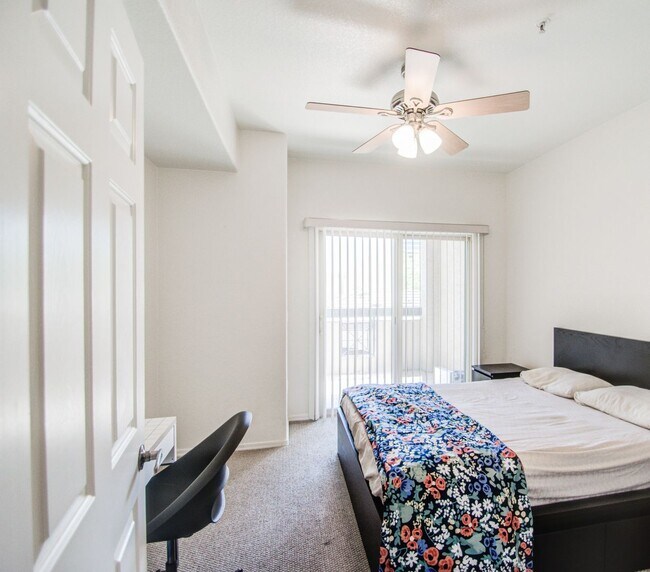 Building Photo - ASU Stay at Regatta Pointe!