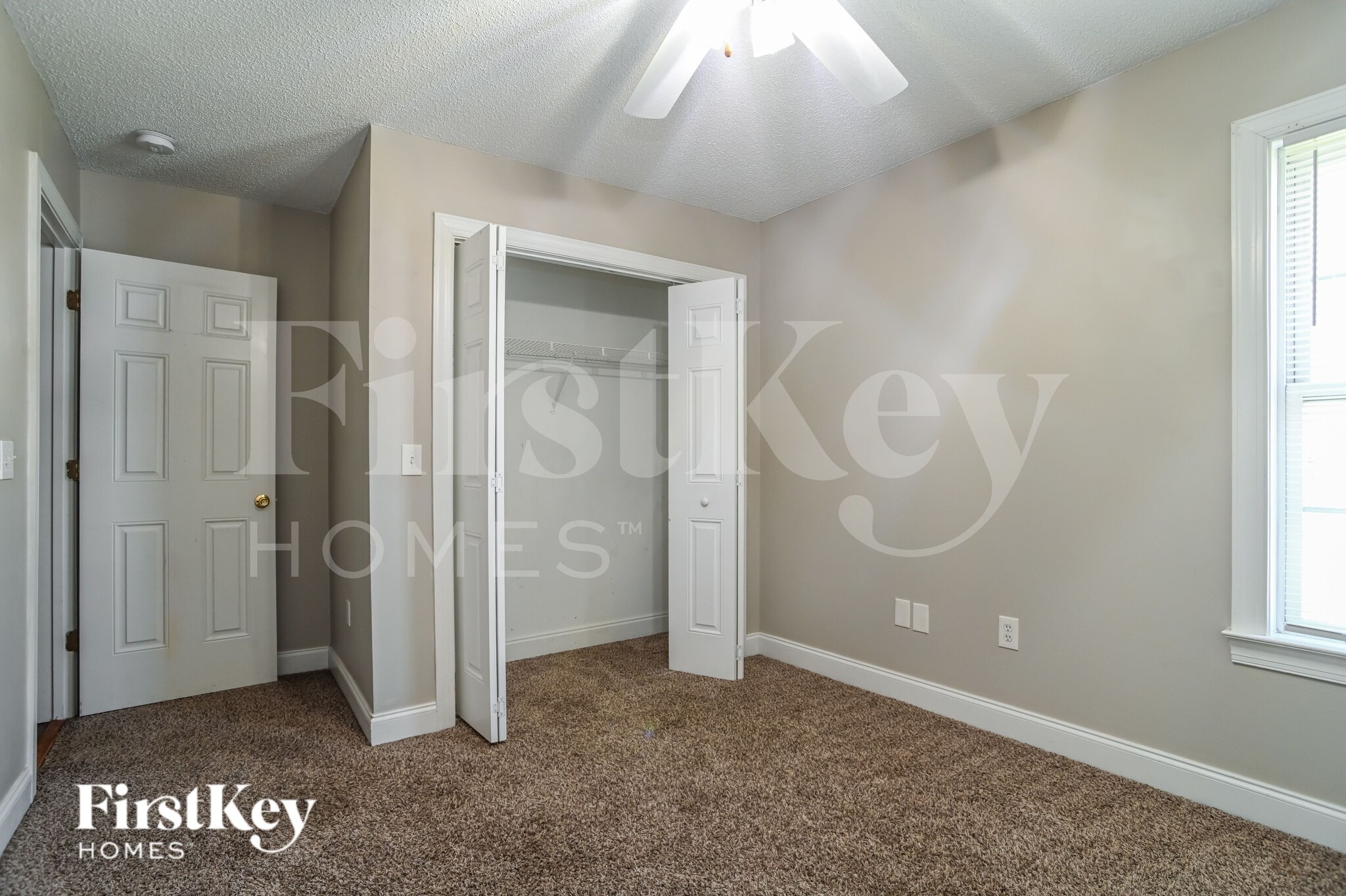 Building Photo - 811 Willow Ln