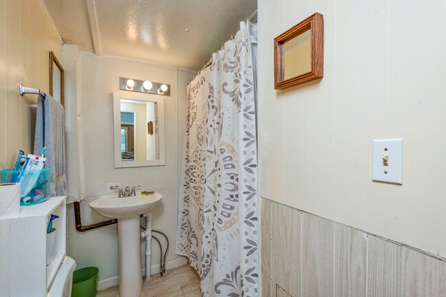 Building Photo - 760 Henry St