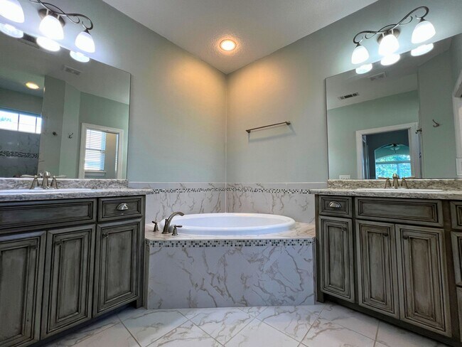 Building Photo - 4/2 with access to amenities, close to base!!