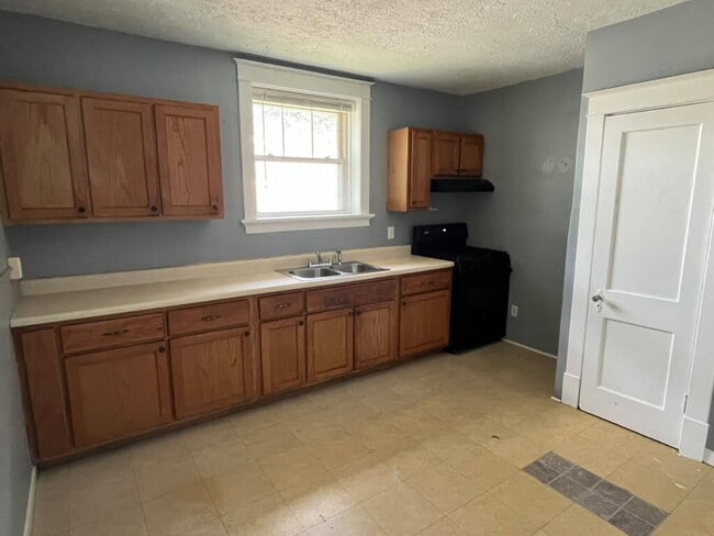 Building Photo - "Charming 2-Bed/ 1 bath 2nd Floor Retreat on Pennsylvania Avenue – with wood floors and a usable ...