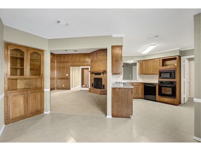 Building Photo - 100 Hacienda Dr