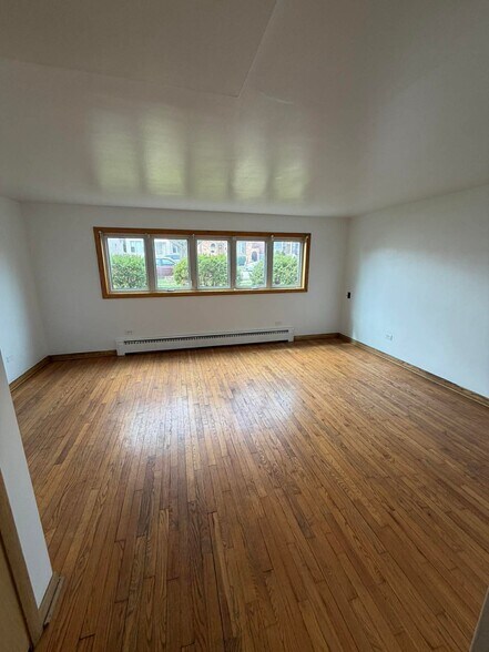 Building Photo - 4431 N Newcastle Ave