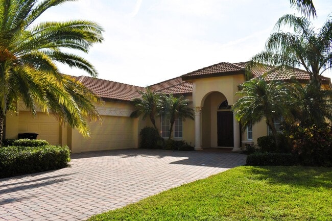 Building Photo - 895 SW Grand Reserves Blvd
