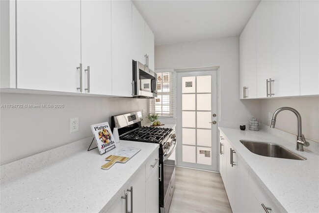 Building Photo - 2416 Flamingo Dr