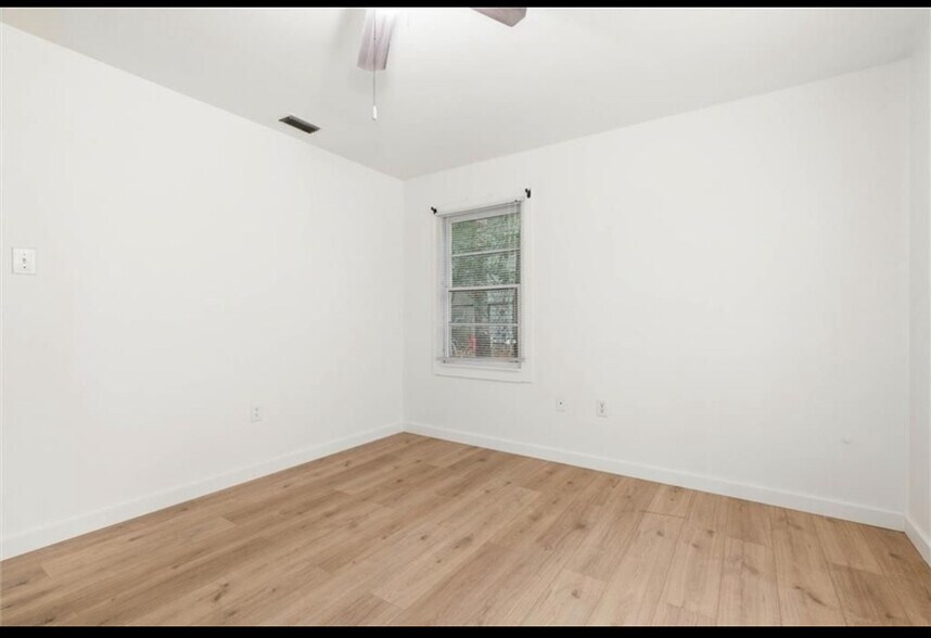 Building Photo - 1208 Creekway Dr
